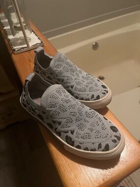 Women's Light Gray Slip-On Knit Sneakers with Black Animal Accent